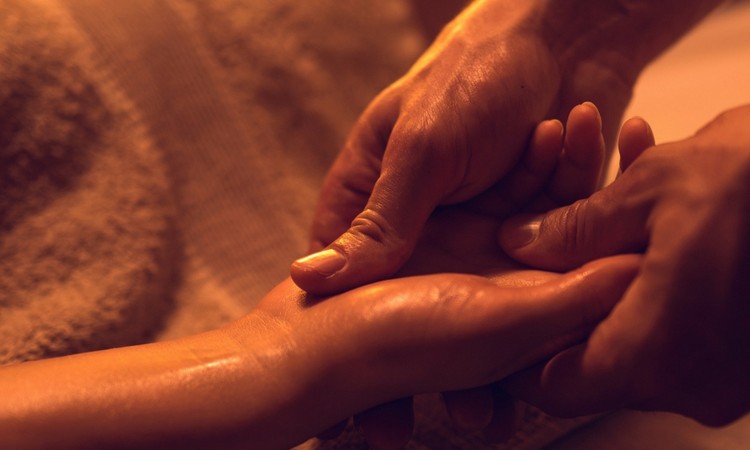 HAND & FOOT MASSAGE Reflexology Massage At Home Dubai – Home Massage Dubai | Mailisa Luxe